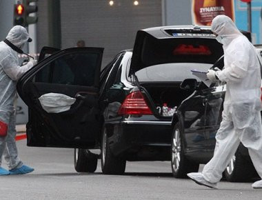 Το τρομοπακέτο του Λ. Παπαδήμου βρισκόταν για 24ώρες στο πεζοδρόμιο, έξω από το σπίτι του